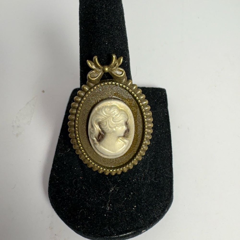Elegant Gold Cameo Brooch